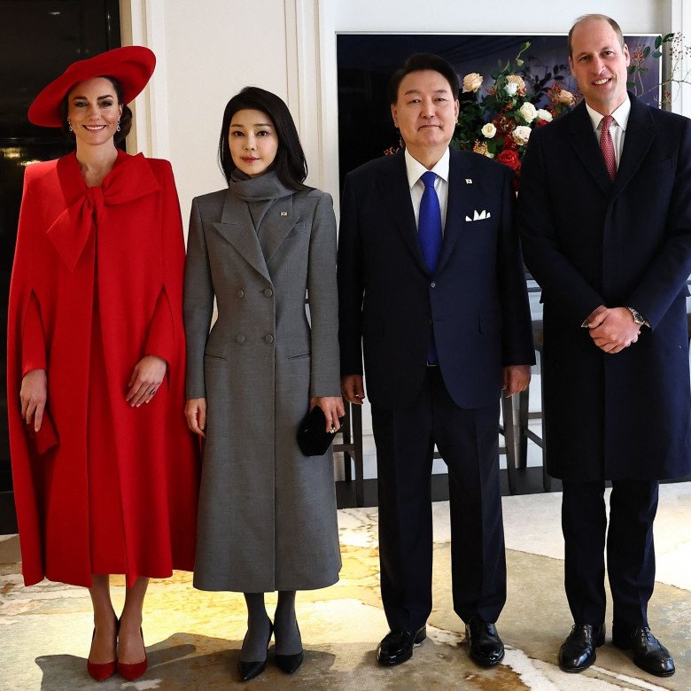 Đệ nhất phu nhân Hàn Quốc không lép vế Kate Middleton, phong cách nền nã, nhìn xuống chân càng nể - 1