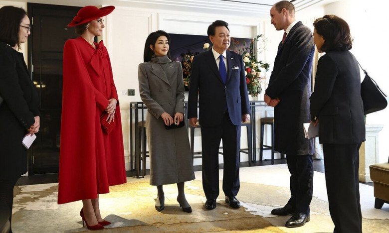 Đệ nhất phu nhân Hàn Quốc không lép vế Kate Middleton, phong cách nền nã, nhìn xuống chân càng nể - 3