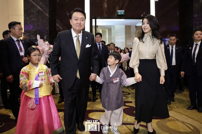 Đệ nhất phu nhân Hàn Quốc không lép vế Kate Middleton, phong cách nền nã, nhìn xuống chân càng nể - 11