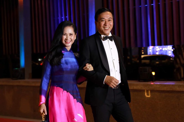 NSND Lan Hương an ủi ông xã Đỗ Kỷ đừng buồn: Chúng mình cứ là nghệ sĩ của nhân dân, cứ sống và làm việc như anh đã từng, tự tìm bình an trong cuộc sống