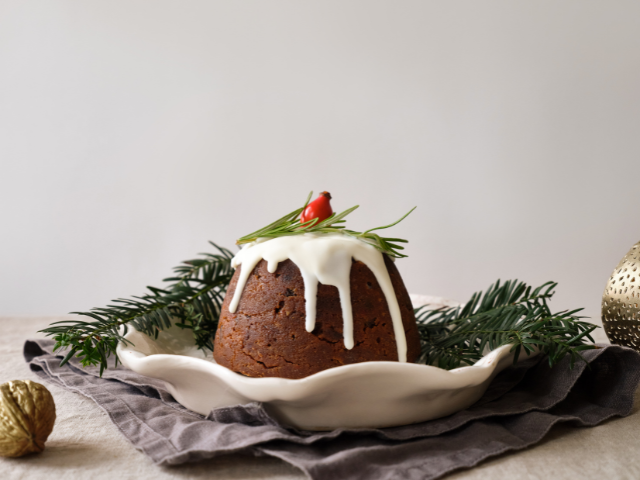 Đối với đồ ngọt, đầu tư vào một hộp bánh ngọt chất lượng, bánh pudding và đủ loại trái cây tươi sẽ làm cho bữa tiệc trở nên đặc sắc hơn, với giá khoảng 150.000 - 200.000 đồng.