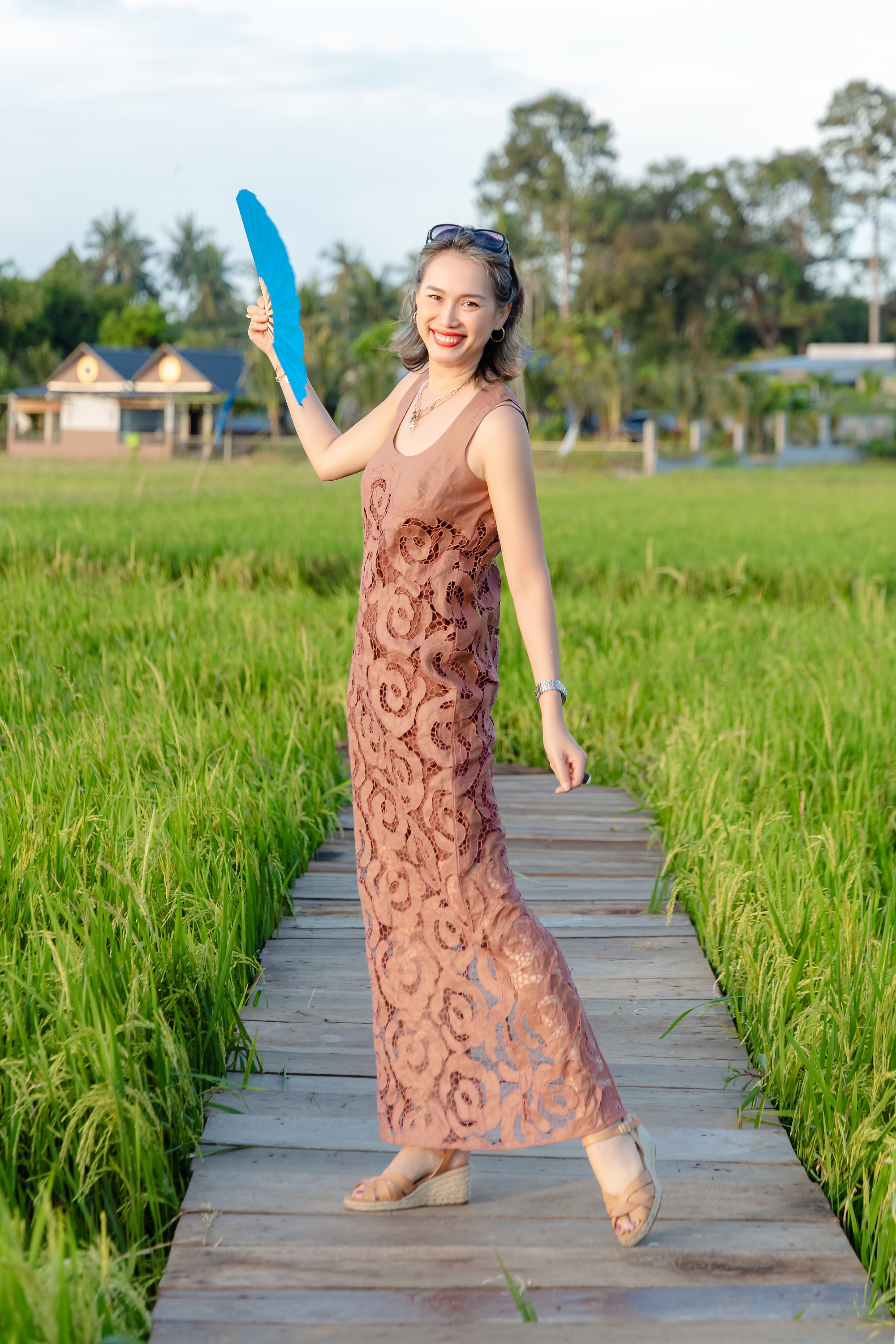 Ngắm nông trại bên Mỹ của hoa hậu Việt vừa gây sốt khi tái xuất, trổ tài catwalk giữa đồng lúa - 2