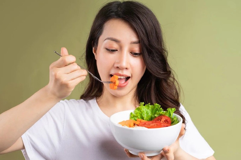 Trước khi tiêu thụ bữa chính, ăn những thực phẩm sau sẽ khiến bạn có cảm giác no mà lại ít calo, từ đó giảm lượng ăn khi đến bữa, giúp giảm cân hiệu quả. 
