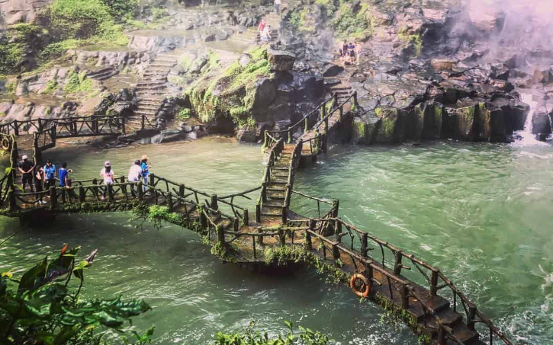 Để đến được chân thác, du khách phải vượt qua 138 bậc thang tựa trên vách núi cheo leo. Đây là trải nghiệm cực kỳ thú vị với những ai lần đầu tiên đến với thác Dambri.
