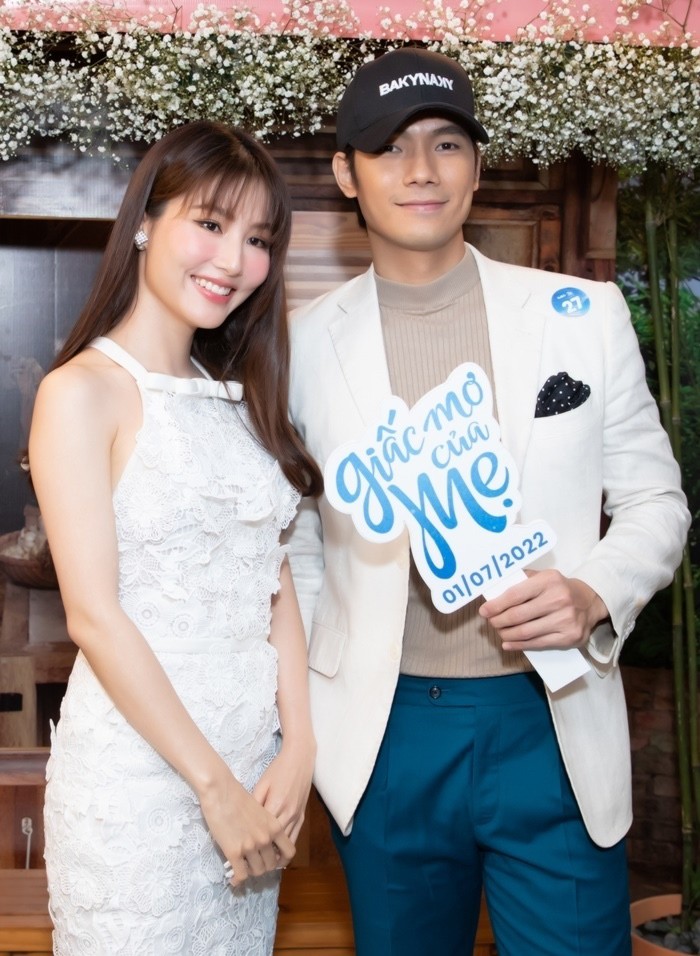 Diễm My cho rằng mình và Nhan Phúc Vinh có nhiều điểm giống nhau nên hợp cạ chứ không có tình cảm trên mức tình bạn. Phía Nhan Phúc Vinh cũng đồng quan điểm khi cho biết anh chỉ xem Diễm My như em gái trong gia đình.
