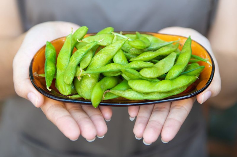 Đậu edamame tuy nhỏ nhưng chất xơ của nó có thể giúp tăng cảm giác no và thúc đẩy nhu động ruột. Ngoài ra, nó còn chứa vitamin C, có thể giúp cải thiện sức khỏe của hệ thần kinh và màng nhầy. Đặc biệt, protein trong nó cao gấp 12 lần sữa, khiến bạn cảm thấy no.
