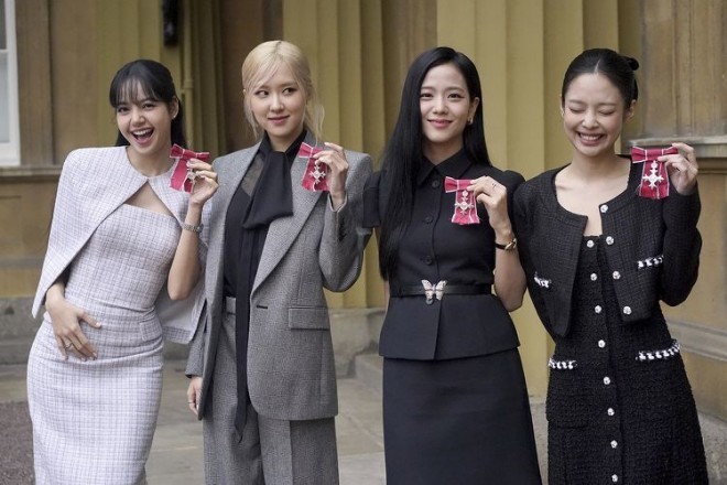 4 cô gái của Blackpink mới được Vua Charles III tặng huân chương.