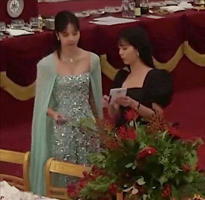 Cô bị dân mạng xứ Trung chê có thái độ ủ rũ, chán nản.