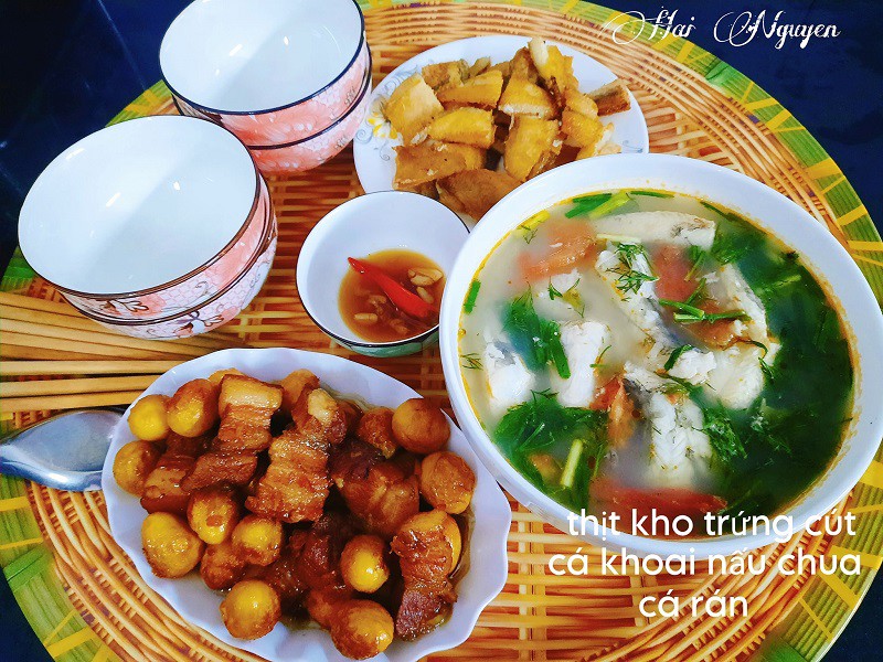 Thịt kho trứng, canh cá khoai, cá rán.
