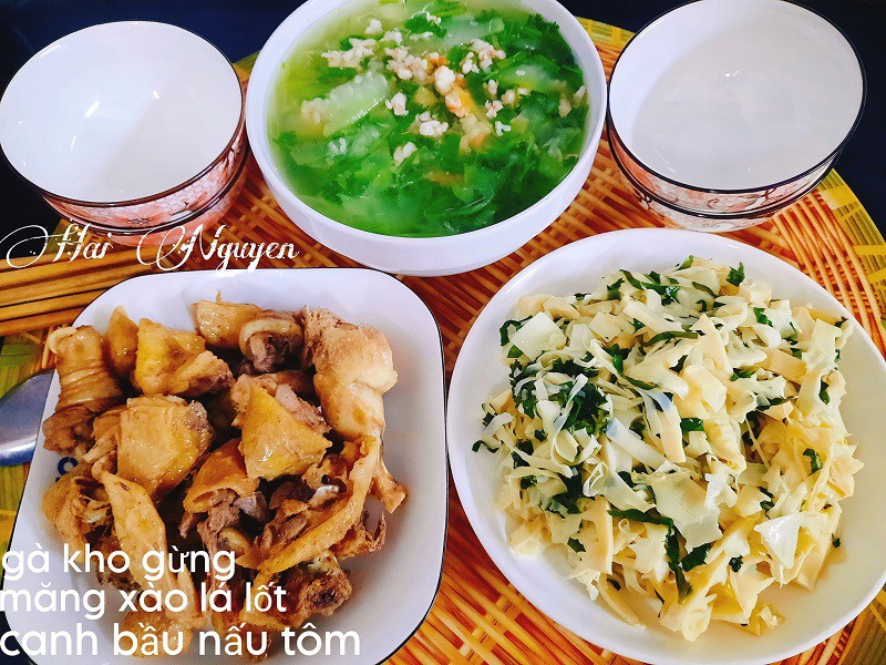 Gà kho gừng, măng xào lá lốt, canh bầu nấu tôm.
