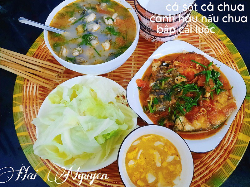 Canh hàu nấu chua, cá sốt cà chua, bắp cải luộc.
