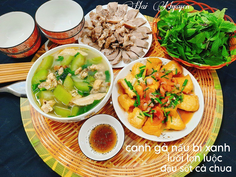 Canh gà bí xanh, lưỡi lợn luộc, đậu sốt cà chua.
