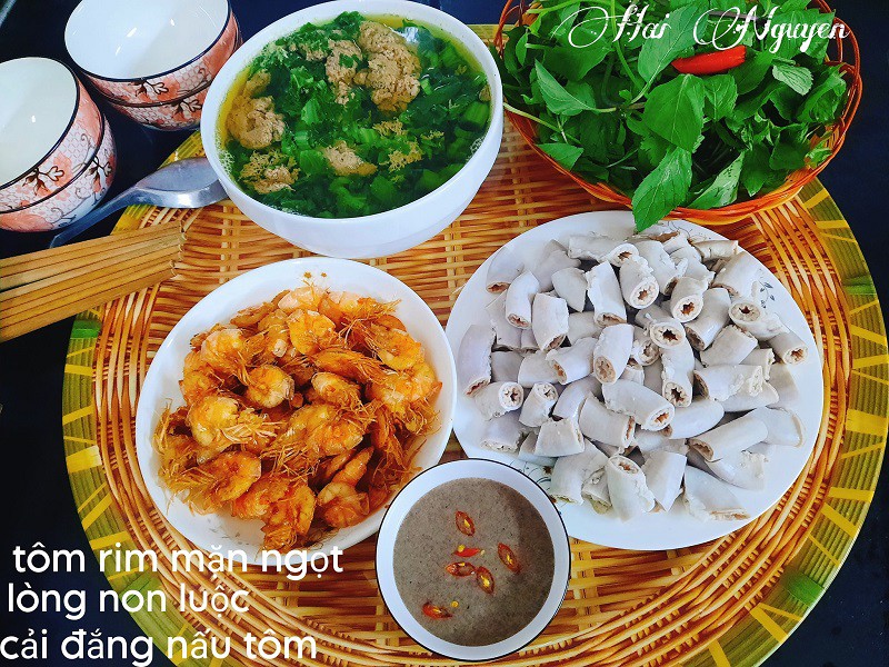 Tôm rim mặn ngọt, lòng non luộc, cải đắng nấu tôm.
