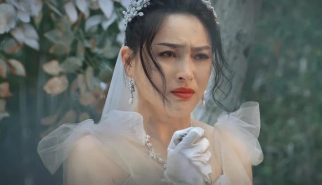Gương mặt của Can Đình Đình cũng tệ hơn xưa.