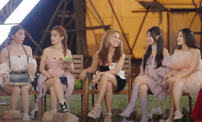 Nguyên Hà trong chiếc váy Thanh Vân Hugo tặng, cả hai đã nói chuyện rất ăn ý.