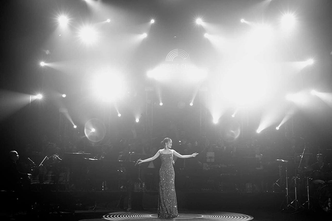 Ngoài sân khấu rất kiệm lời nhưng dưới ánh đèn, Nguyên Hà rất tự tin và có sức hút.