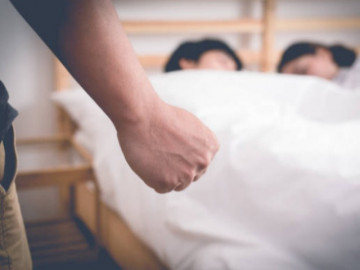 Vào khách sạn bắt quả tang vợ cùng nhân tình, chồng giận run người trước yêu cầu của vợ