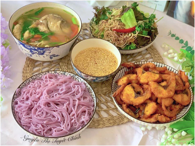 Ngoài ra, chị Tuyết Chinh hay sử dụng các loại gạo lứt, khoai tây hoặc bánh mì để cung cấp tinh bột cho 2 mẹ con.
