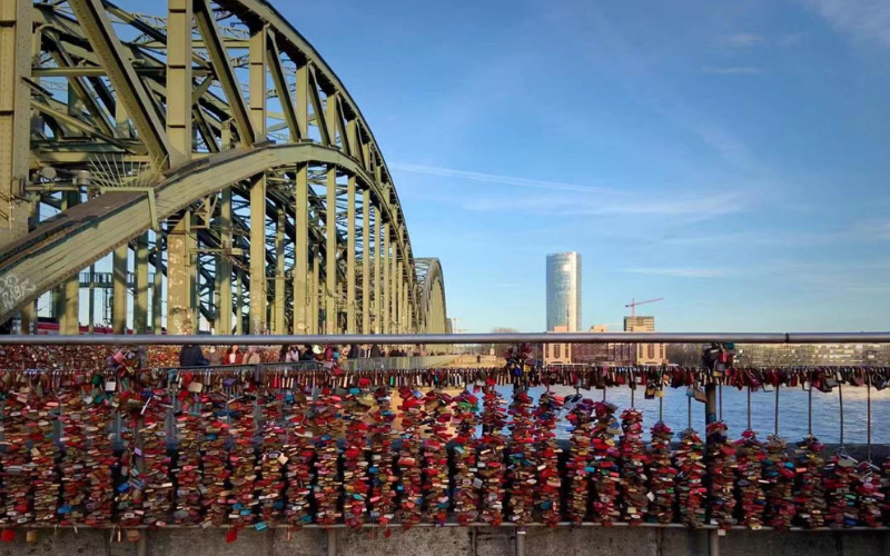 Cầu Hohenzollern (Cologne, Đức) là cây cầu bắc qua sông Rhine. Từ năm 2008, các cặp tình nhân đã đến cầu Hohenzollern treo ổ khoá và ném chìa xuống sông Rhine như một nghi thức trao lời hẹn ước.
