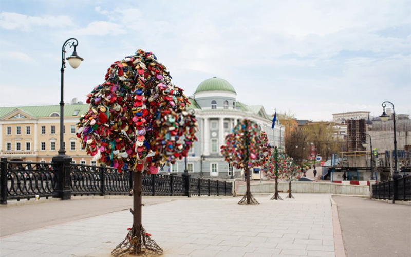 Cầu Luzhkov - Nga. Tại Moscow, những chiếc cây trên cầu Luzhkov trở nên nặng trĩu bởi sức nặng hẹn ước của tình yêu lứa đôi. Địa điểm này cũng gần với nhiều công trình nổi tiếng như Cung điện Kremlin và Quảng trường Đỏ.
 
