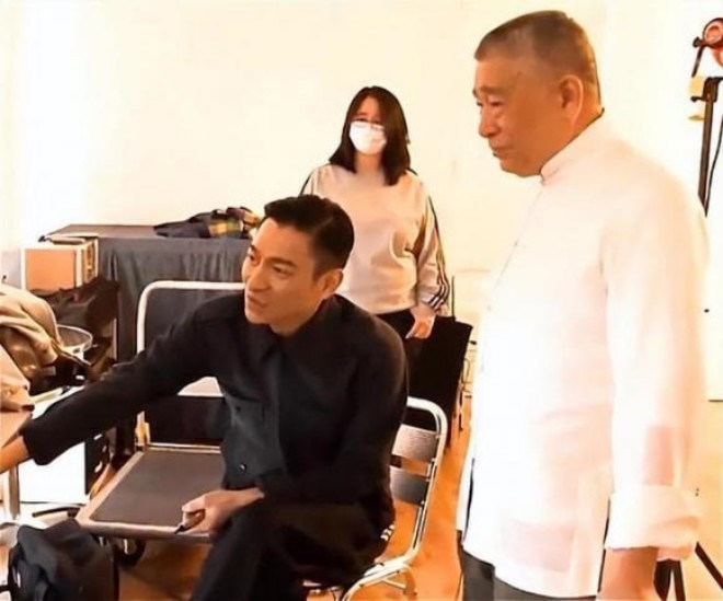 Hình ảnh hiếm hoi của Lưu Đức Hoa bên bố.