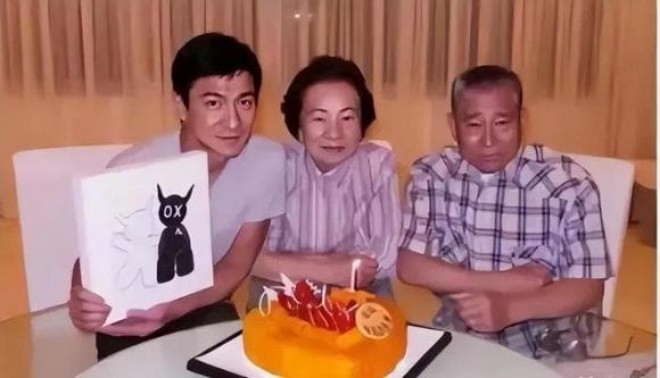 Ông thường bớt thời gian để về thăm bố mẹ. 