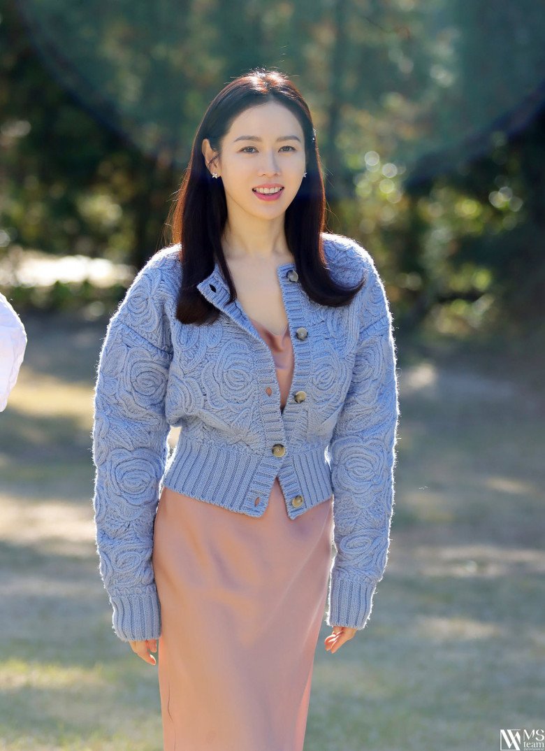 Học bà xã Hyun Bin cách trẻ hóa bằng việc mặc kín cổng cao tường - 3