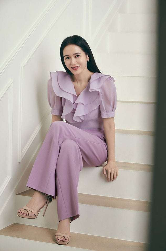 Học bà xã Hyun Bin cách trẻ hóa bằng việc mặc kín cổng cao tường - 11