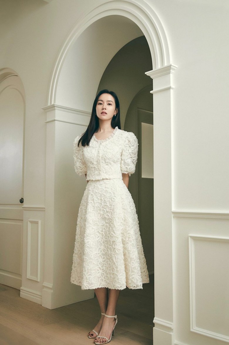 Học bà xã Hyun Bin cách trẻ hóa bằng việc mặc kín cổng cao tường - 13