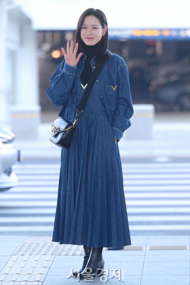 Học bà xã Hyun Bin cách trẻ hóa bằng việc mặc kín cổng cao tường - 2