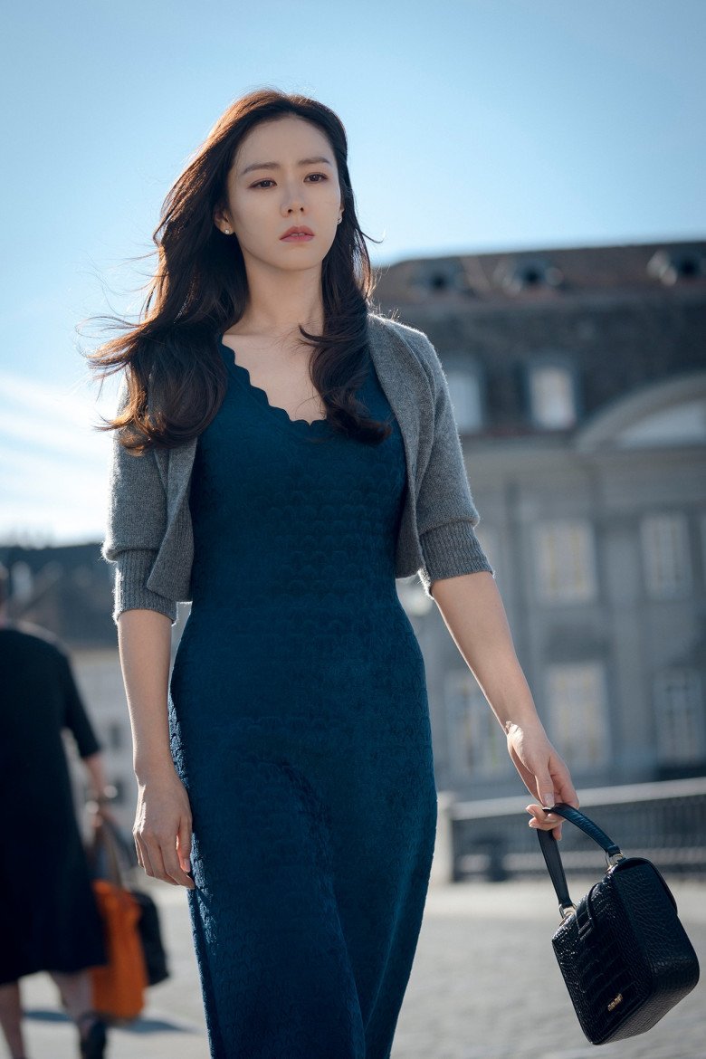Học bà xã Hyun Bin cách trẻ hóa bằng việc mặc kín cổng cao tường - 7