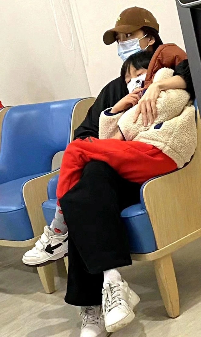 Hình ảnh Angelababy bên con trai lúc nửa đêm khiến nhiều người thương cảm.