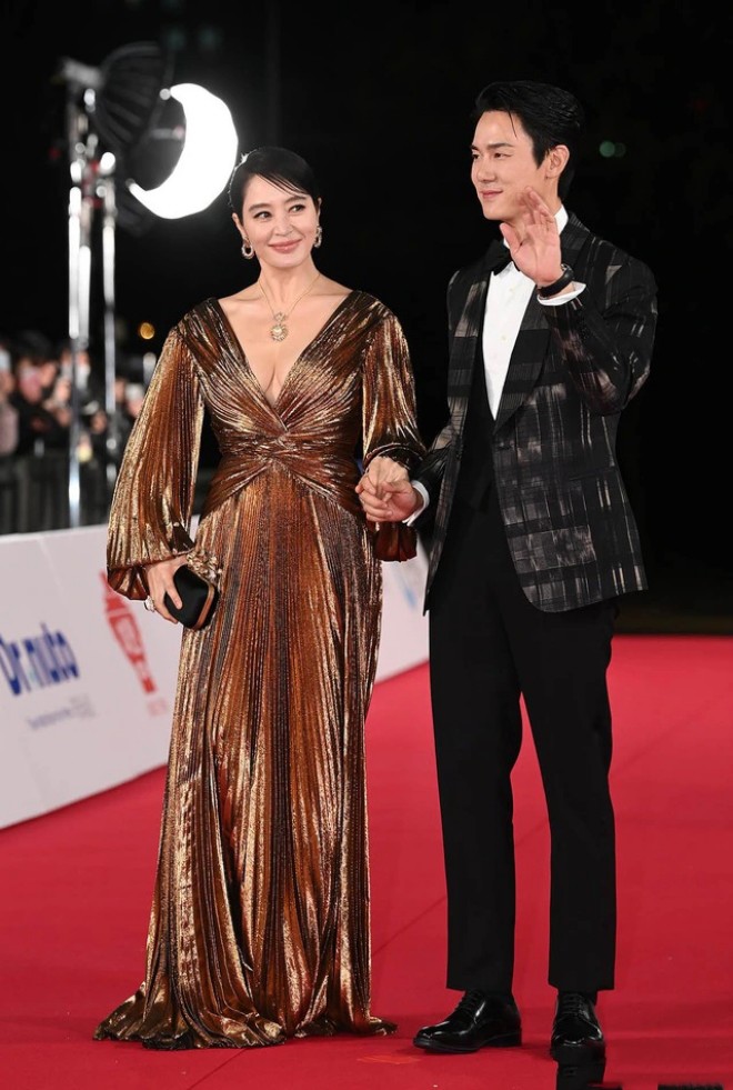 Kim Hye Soo quá cháy tại Rồng Xanh.
