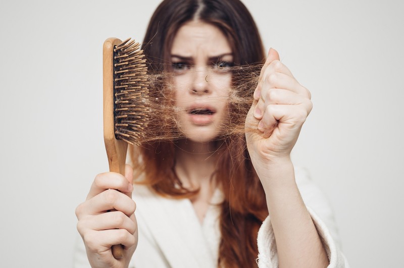 Đồng thời, việc làm sạch dầu da đầu quá nhiều cũng có thể ảnh hưởng đến sức khỏe của nang tóc và dễ dẫn đến tình trạng tóc hư tổn, rụng tóc. Vì vậy, chị em nên tránh gội đầu thường xuyên và chỉ gội đầu hai hoặc ba ngày một lần.
