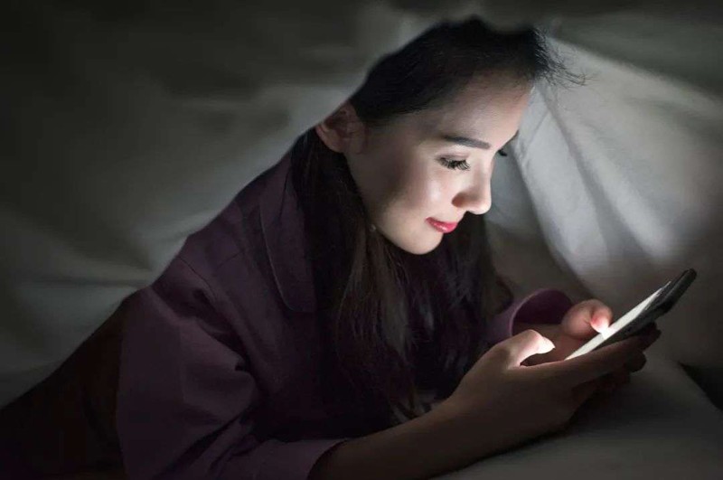 Thức khuya là thói quen thúc đẩy lão hóa nhanh nhất. Nếu các bạn nữ thường xuyên thức khuya sẽ ảnh hưởng trực tiếp đến tình trạng làn da, đồng thời ánh sáng từ điện thoại di động sẽ khiến làn da ngày càng thô ráp, quầng thâm mắt. 
