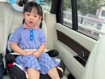 Con gái Cường Đôla Đàm Thu Trang ngồi xe hơi tiền tỷ hát tiếng Anh trôi chảy chuẩn tiểu thư giỏi giang