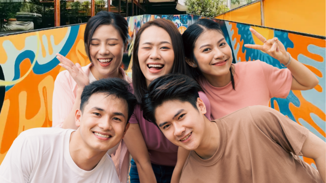Thấy gì đằng sau thú đi triển lãm cuối tuần của giới trẻ 2 miền? - 1
