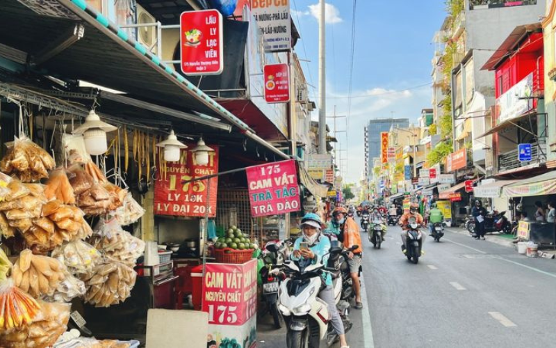 Ban đầu, phố Nguyễn Thượng Hiền là con đường nổi tiếng với loạt cửa hàng bánh tráng trộn cực kỳ hot. Sau này từ con đường phát triển thành phố ẩm thực như hiện nay. Mặc dù nằm ở tuyến đường trung tâm nhưng các món ở đây có mức giá khá mềm, chỉ từ 20.000 đồng.
