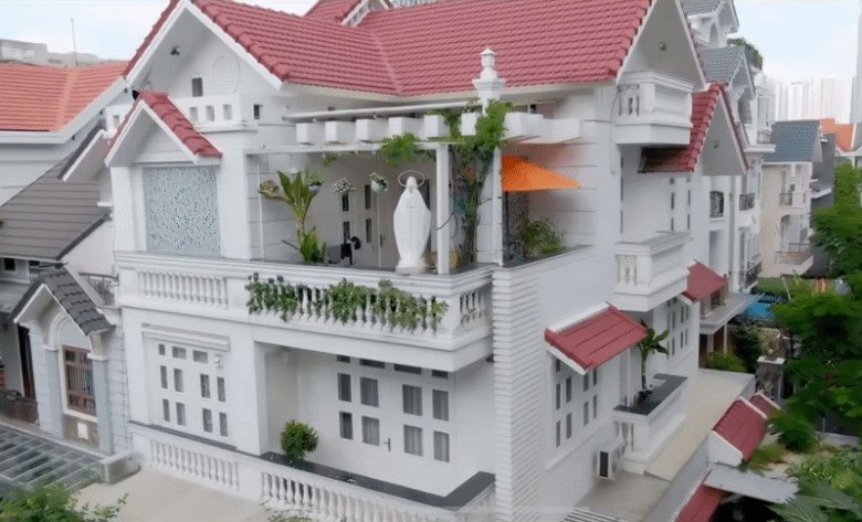 Biệt thự 1.400m2 của Vy Oanh bên trong trang trí hoa giả leo tường, ngoài vườn trồng loạt hoa tươi - 1