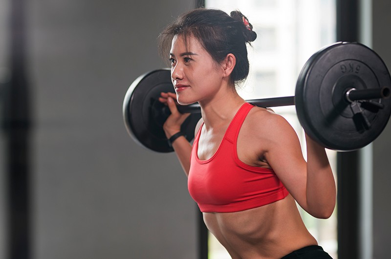 Tập weight training là một hình thức rèn luyện thể chất, sử dụng các vật có trọng lượng như tạ đơn hoặc máy tập tạ để xây dựng cơ bắp, tăng cường sức mạnh và sức bền. Việc tăng cơ bắp có thể tăng cường quá trình trao đổi chất cơ thể. 
