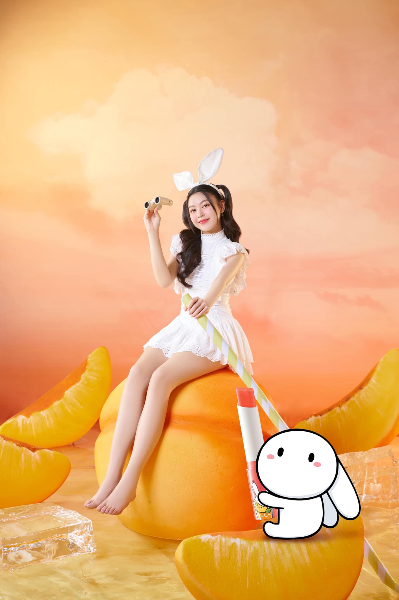 Nhóc tì còn là gương mặt đại diện cho 1 số nhãn hàng. Những shoot hình chụp của Lọ Lem đều hoàn hảo từ làn da, make-up cho tới vóc dáng.