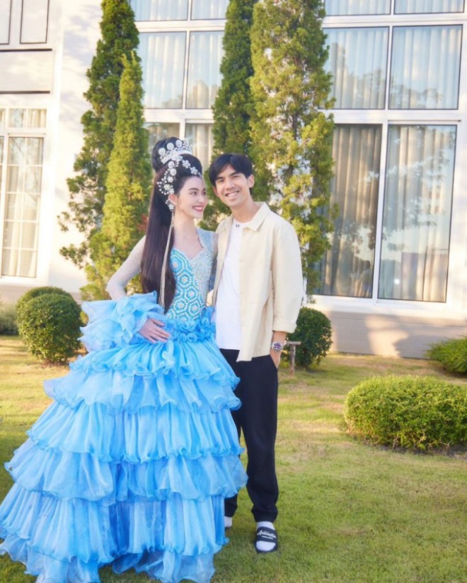 Anh chàng ăn mặc đơn giản thậm chí có phần quê.