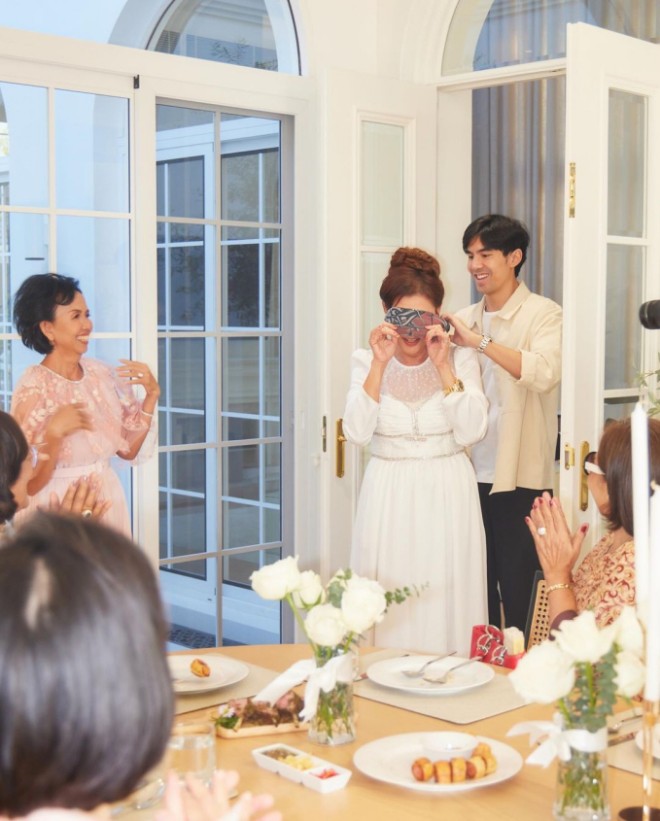 Ter hỗ trợ bạn gái tạo bất ngờ cho mẹ vợ tương lai.