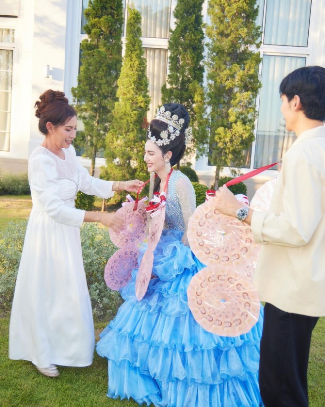 Anh chàng luôn ở bên cạnh Mai và mẹ.