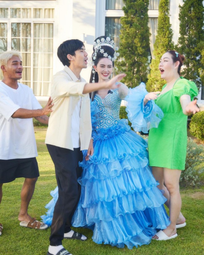 Các fan thích thú với dáng vẻ hiện tại của bộ đôi vì trông lệch pha một cách đáng yêu.