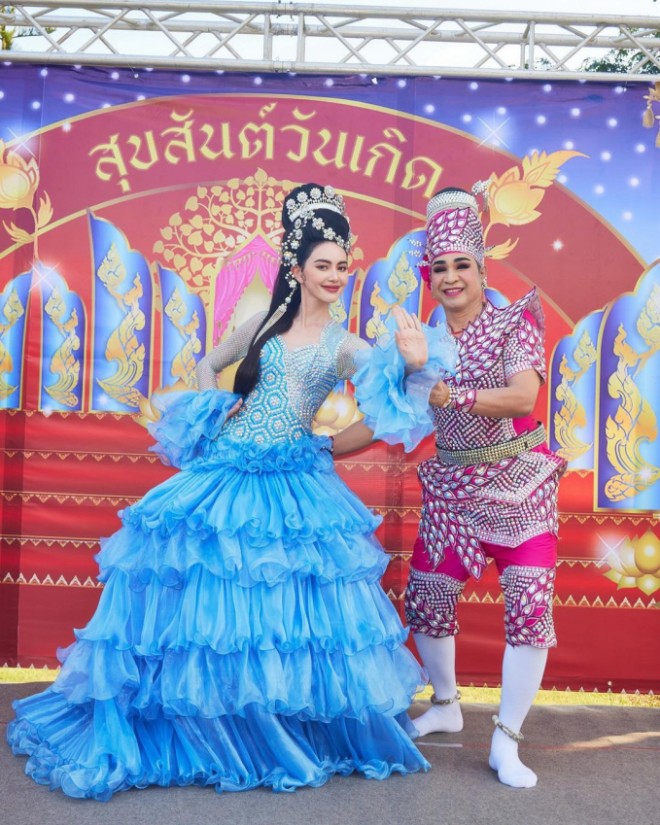 Cô còn hóa thân thành nhân vật trong vở kịch.