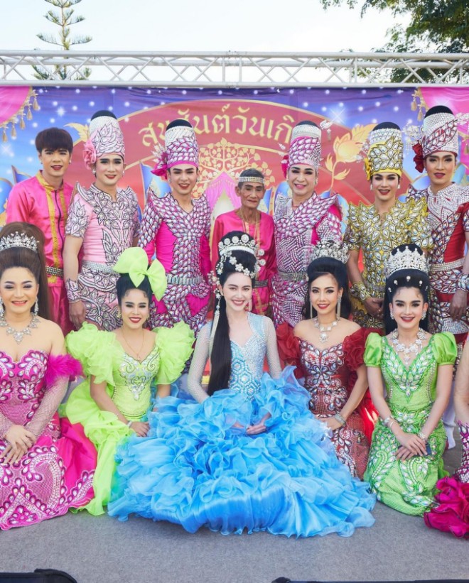 Ma nữ Thái chụp hình kỷ niệm cùng các quan khách trong đoàn kịch.