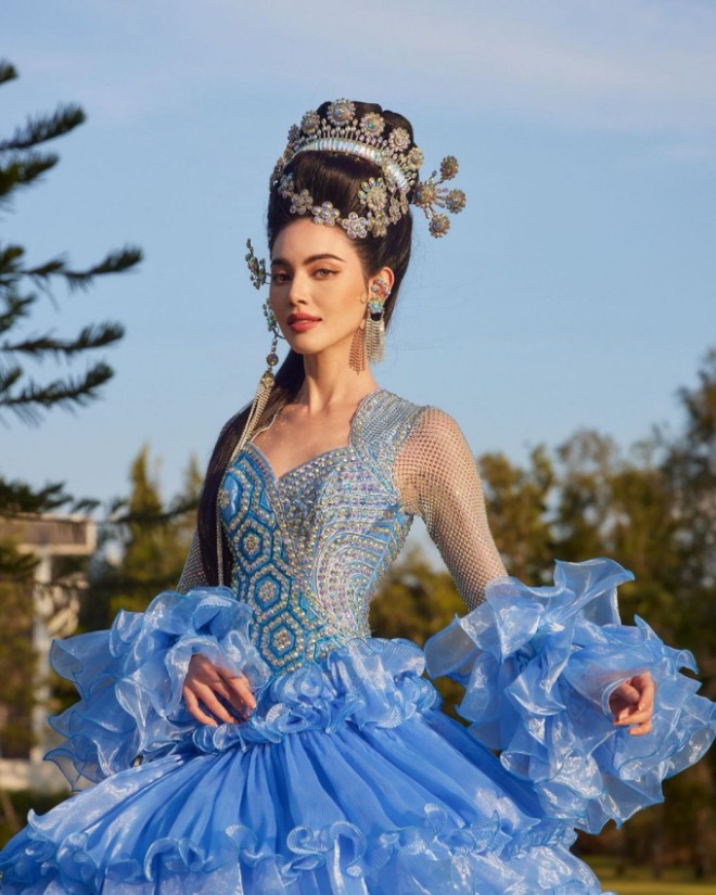 Thần thái đỉnh cao của cô gây sốt.