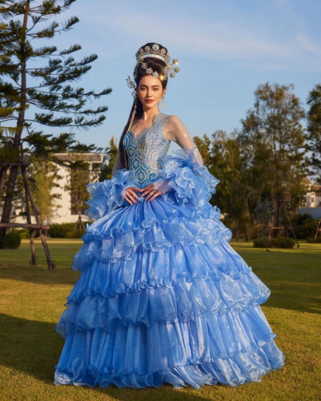 Khán giả ví von Mai chính là nữ thần bước ra từ trong truyện.