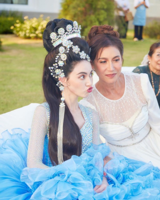 Mai khoe ảnh nhí nhố bên mẹ đẻ.